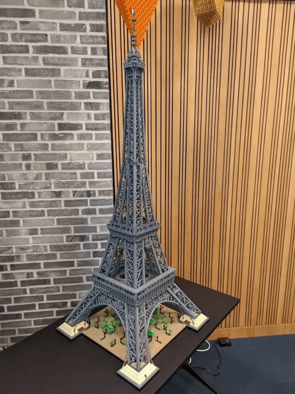 10307 Eiffel Tower LEGO